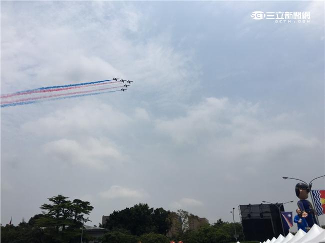 空軍雷虎小組睽違20年再度現身總統就職典禮，全白尾煙特別改為藍、白、紅三色彩煙，象徵國家最高榮譽，相當吸睛。（記者／陳彥宇攝）
