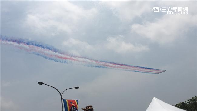 空軍雷虎小組睽違20年再度現身總統就職典禮，全白尾煙特別改為藍、白、紅三色彩煙，象徵國家最高榮譽，相當吸睛。（記者／陳彥宇攝）
