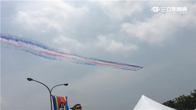 空軍雷虎小組睽違20年再度現身總統就職典禮，全白尾煙特別改為藍、白、紅三色彩煙，象徵國家最高榮譽，相當吸睛。（記者／陳彥宇攝）
