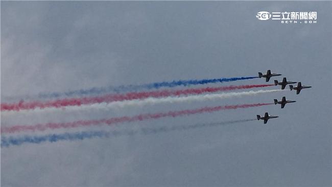 空軍雷虎小組睽違20年再度現身總統就職典禮，全白尾煙特別改為藍、白、紅三色彩煙，象徵國家最高榮譽，相當吸睛。（記者／張之謙攝）

