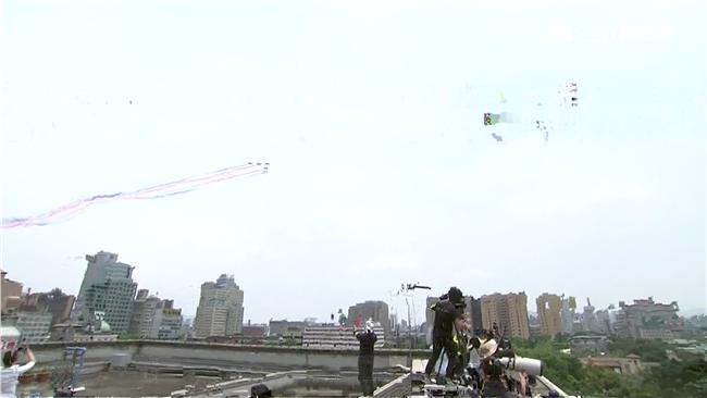 空軍雷虎小組睽違20年再度現身總統就職典禮，全白尾煙特別改為藍、白、紅三色彩煙，象徵國家最高榮譽，相當吸睛。
