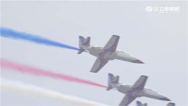 空軍雷虎小組睽違20年再度現身總統就職典禮，全白尾煙特別改為藍、白、紅三色彩煙，象徵國家最高榮譽，相當吸睛。