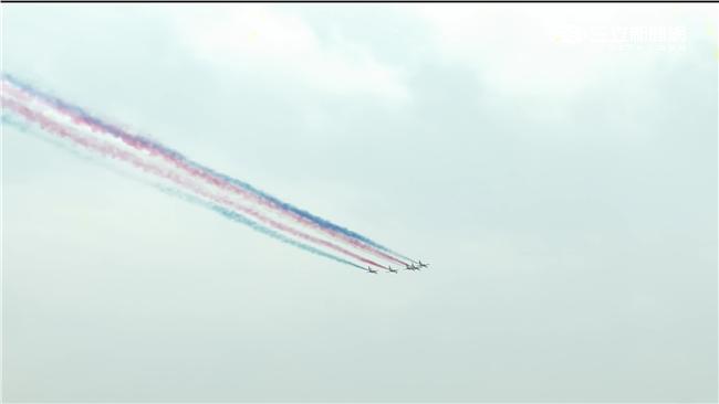 空軍雷虎小組睽違20年再度現身總統就職典禮，全白尾煙特別改為藍、白、紅三色彩煙，象徵國家最高榮譽，相當吸睛。
