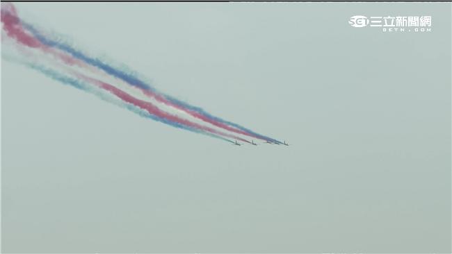 空軍雷虎小組睽違20年再度現身總統就職典禮，全白尾煙特別改為藍、白、紅三色彩煙，象徵國家最高榮譽，相當吸睛。