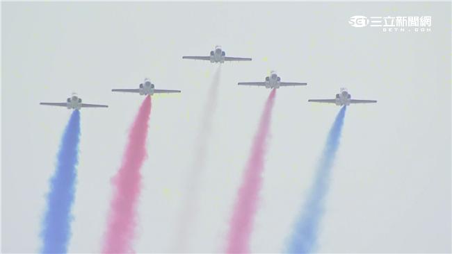空軍雷虎小組睽違20年再度現身總統就職典禮，全白尾煙特別改為藍、白、紅三色彩煙，象徵國家最高榮譽，相當吸睛。