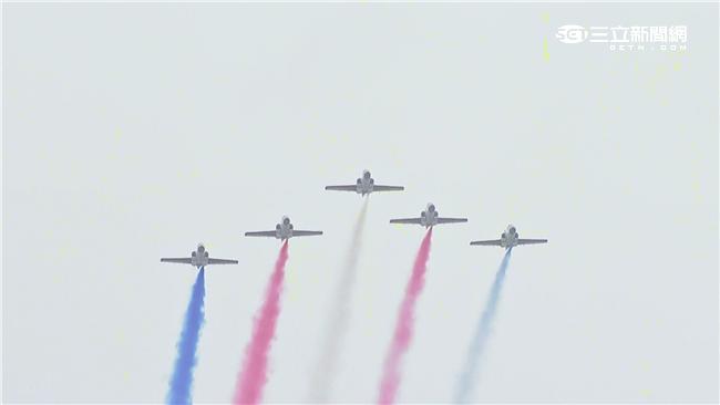 空軍雷虎小組睽違20年再度現身總統就職典禮，全白尾煙特別改為藍、白、紅三色彩煙，象徵國家最高榮譽，相當吸睛。