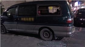 陣頭談判破裂後丟擲高空煙火彈炸車（翻攝畫面）