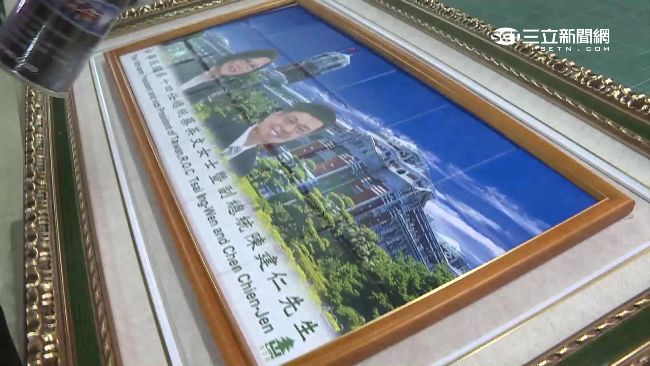 慶英仁就職　鐵粉燒製相片磁磚當賀禮