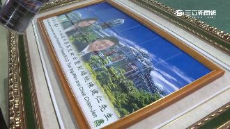 慶英仁就職　鐵粉燒製相片磁磚當賀禮