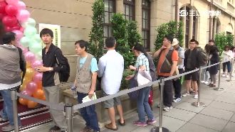 英仁套幣、郵票搶翻　民眾4點就排隊