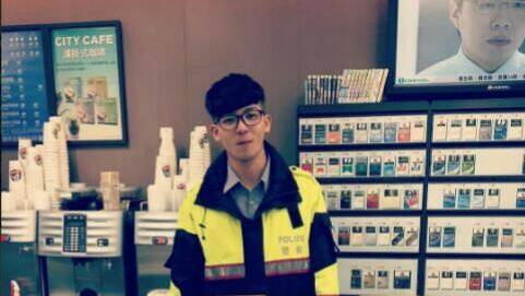 店員留告示落跑　高顏值帥警接手顧店