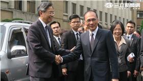 行政院林全送張善政上車。記者盧素梅攝
