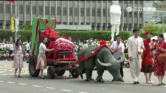 台灣特產搬進典禮　就職現場發高麗菜