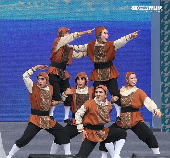 第十四任總統副總統就職府外民間團體表演「台灣之光」，從葡萄牙人登入、原住民族、清兵入關、宗教信仰、可愛客家話、日治時期、國民政府來台、228事件、文化融合、農業發展、民歌時期、棒球時期、新住民、美麗的寶島，發生在台灣重大場景。（記者邱榮吉/攝影）
