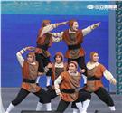 第十四任總統副總統就職府外民間團體表演「台灣之光」，從葡萄牙人登入、原住民族、清兵入關、宗教信仰、可愛客家話、日治時期、國民政府來台、228事件、文化融合、農業發展、民歌時期、棒球時期、新住民、美麗的寶島，發生在台灣重大場景。（記者邱榮吉/攝影）