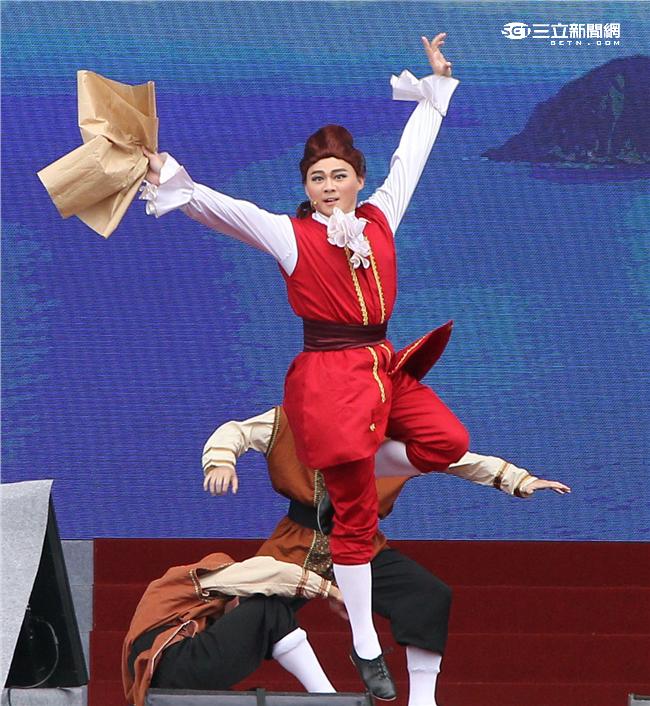 第十四任總統副總統就職府外民間團體表演「台灣之光」，從葡萄牙人登入、原住民族、清兵入關、宗教信仰、可愛客家話、日治時期、國民政府來台、228事件、文化融合、農業發展、民歌時期、棒球時期、新住民、美麗的寶島，發生在台灣重大場景。（記者邱榮吉/攝影）