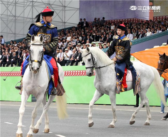 「台灣之光」真人扮成清兵官員騎馬在現代馬路上真是奇景。（記者邱榮吉/攝影）