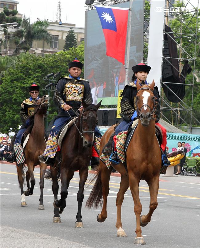 第十四任總統副總統就職府外民間團體表演「台灣之光」，從葡萄牙人登入、原住民族、清兵入關、宗教信仰、可愛客家話、日治時期、國民政府來台、228事件、文化融合、農業發展、民歌時期、棒球時期、新住民、美麗的寶島，發生在台灣重大場景。（記者邱榮吉/攝影）
