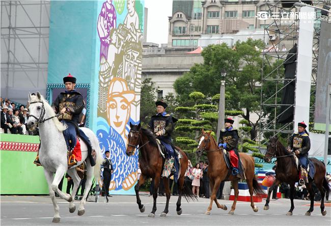 「台灣之光」真人扮成清兵官員騎馬在現代馬路上真是奇景。（記者邱榮吉/攝影）