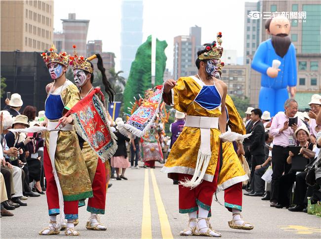 「台灣之光」民俗文化三太子、八家將、祥獅獻瑞等等。（記者邱榮吉/攝影）