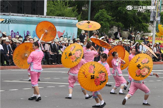 第十四任總統副總統就職府外民間團體表演「台灣之光」，從葡萄牙人登入、原住民族、清兵入關、宗教信仰、可愛客家話、日治時期、國民政府來台、228事件、文化融合、農業發展、民歌時期、棒球時期、新住民、美麗的寶島，發生在台灣重大場景。（記者邱榮吉/攝影）