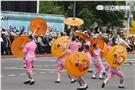 第十四任總統副總統就職府外民間團體表演「台灣之光」，從葡萄牙人登入、原住民族、清兵入關、宗教信仰、可愛客家話、日治時期、國民政府來台、228事件、文化融合、農業發展、民歌時期、棒球時期、新住民、美麗的寶島，發生在台灣重大場景。（記者邱榮吉/攝影）