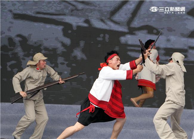 「台灣之光」日治時期日本人欺殺原住民。（記者邱榮吉/攝影）