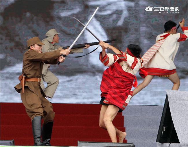 「台灣之光」日治時期日本人欺殺原住民。（記者邱榮吉/攝影）