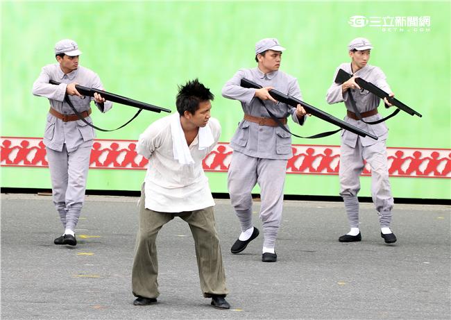 「台灣之光」重現二戰結束後，國民政府來台，以及228事件中，軍隊槍斃民眾的場景。（記者邱榮吉/攝影）