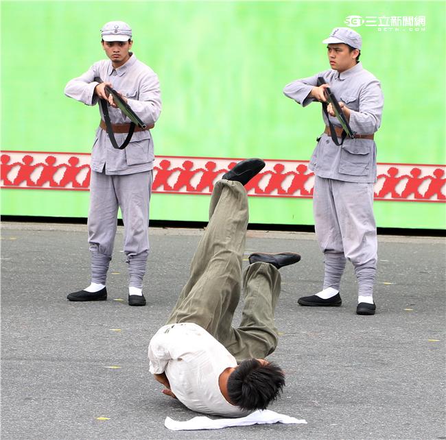 「台灣之光」重現二戰結束後，國民政府來台，以及228事件中，軍隊槍斃民眾的場景。（記者邱榮吉/攝影）