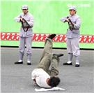 「台灣之光」重現二戰結束後，國民政府來台，以及228事件中，軍隊槍斃民眾的場景。（記者邱榮吉/攝影）