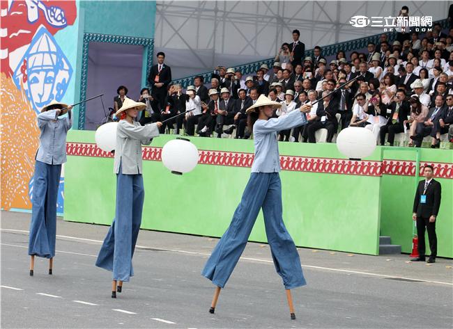 「台灣之光」重現二戰結束後，國民政府來台，以及228事件中，軍隊槍斃民眾的場景。（記者邱榮吉/攝影）
