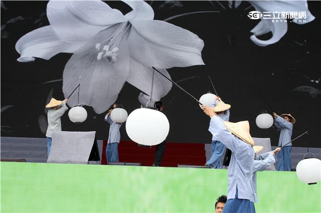 「台灣之光」重現二戰結束後，國民政府來台，以及228事件中，軍隊槍斃民眾的場景。（記者邱榮吉/攝影）