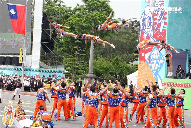 第十四任總統副總統就職府外民間團體表演「台灣之光」，從葡萄牙人登入、原住民族、清兵入關、宗教信仰、可愛客家話、日治時期、國民政府來台、228事件、文化融合、農業發展、民歌時期、棒球時期、新住民、美麗的寶島，發生在台灣重大場景。。（記者邱榮吉/攝影）