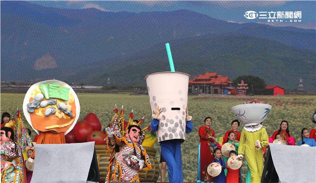 第十四任總統副總統就職府外民間團體表演「台灣之光」，從葡萄牙人登入、原住民族、清兵入關、宗教信仰、可愛客家話、日治時期、國民政府來台、228事件、文化融合、農業發展、民歌時期、棒球時期、新住民、美麗的寶島，發生在台灣重大場景。。（記者邱榮吉/攝影）