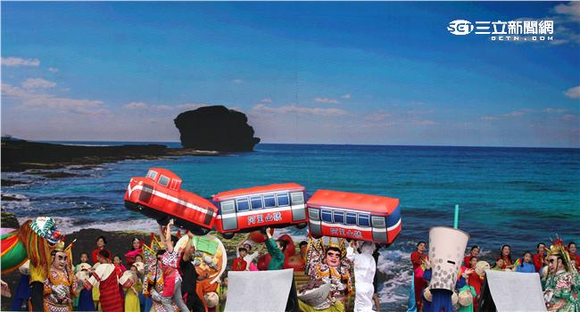 第十四任總統副總統就職府外民間團體表演「台灣之光」，從葡萄牙人登入、原住民族、清兵入關、宗教信仰、可愛客家話、日治時期、國民政府來台、228事件、文化融合、農業發展、民歌時期、棒球時期、新住民、美麗的寶島，發生在台灣重大場景。。（記者邱榮吉/攝影）