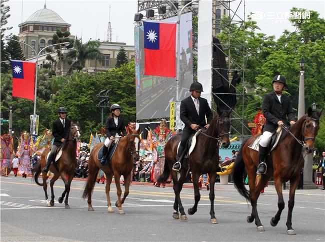 第十四任總統副總統就職府外民間團體表演「台灣之光」，從葡萄牙人登入、原住民族、清兵入關、宗教信仰、可愛客家話、日治時期、國民政府來台、228事件、文化融合、農業發展、民歌時期、棒球時期、新住民、美麗的寶島，發生在台灣重大場景。。（記者邱榮吉/攝影）