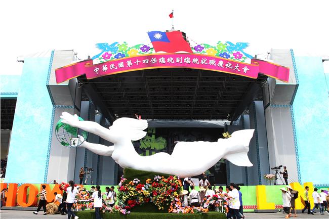 第十四任總統副總統就職府外民間團體表演「台灣之光」，從葡萄牙人登入、原住民族、清兵入關、宗教信仰、可愛客家話、日治時期、國民政府來台、228事件、文化融合、農業發展、民歌時期、棒球時期、新住民、美麗的寶島，發生在台灣重大場景。（記者邱榮吉/攝影）