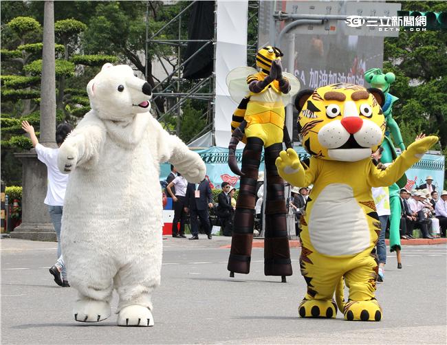 第十四任總統副總統就職府外民間團體表演「台灣之光」，從葡萄牙人登入、原住民族、清兵入關、宗教信仰、可愛客家話、日治時期、國民政府來台、228事件、文化融合、農業發展、民歌時期、棒球時期、新住民、美麗的寶島，發生在台灣重大場景。（記者邱榮吉/攝影）