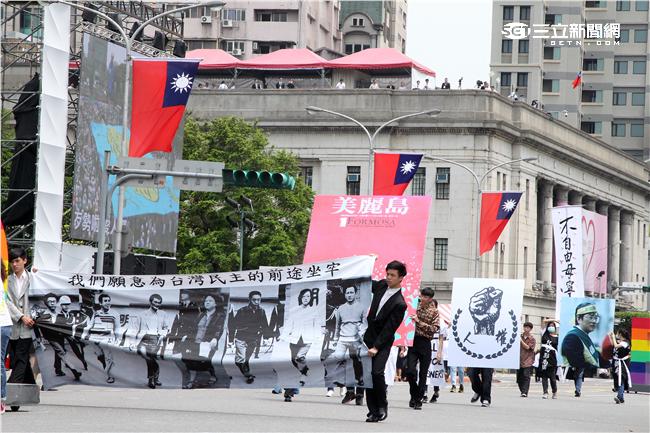 第十四任總統副總統就職府外民間團體表演「台灣之光」，從葡萄牙人登入、原住民族、清兵入關、宗教信仰、可愛客家話、日治時期、國民政府來台、228事件、文化融合、農業發展、民歌時期、棒球時期、新住民、美麗的寶島，發生在台灣重大場景。（記者邱榮吉/攝影）