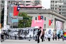 第十四任總統副總統就職府外民間團體表演「台灣之光」，從葡萄牙人登入、原住民族、清兵入關、宗教信仰、可愛客家話、日治時期、國民政府來台、228事件、文化融合、農業發展、民歌時期、棒球時期、新住民、美麗的寶島，發生在台灣重大場景。（記者邱榮吉/攝影）