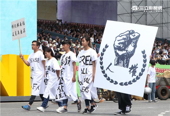 第十四任總統副總統就職府外民間團體表演「台灣之光」，從葡萄牙人登入、原住民族、清兵入關、宗教信仰、可愛客家話、日治時期、國民政府來台、228事件、文化融合、農業發展、民歌時期、棒球時期、新住民、美麗的寶島，發生在台灣重大場景。（記者邱榮吉/攝影）