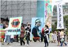 第十四任總統副總統就職府外民間團體表演「台灣之光」，從葡萄牙人登入、原住民族、清兵入關、宗教信仰、可愛客家話、日治時期、國民政府來台、228事件、文化融合、農業發展、民歌時期、棒球時期、新住民、美麗的寶島，發生在台灣重大場景。（記者邱榮吉/攝影）
