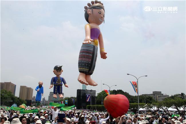 第十四任總統副總統就職府外民間團體表演「台灣之光」，從葡萄牙人登入、原住民族、清兵入關、宗教信仰、可愛客家話、日治時期、國民政府來台、228事件、文化融合、農業發展、民歌時期、棒球時期、新住民、美麗的寶島，發生在台灣重大場景。（記者邱榮吉/攝影）