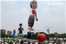第十四任總統副總統就職府外民間團體表演「台灣之光」，從葡萄牙人登入、原住民族、清兵入關、宗教信仰、可愛客家話、日治時期、國民政府來台、228事件、文化融合、農業發展、民歌時期、棒球時期、新住民、美麗的寶島，發生在台灣重大場景。（記者邱榮吉/攝影）