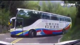 遊覽車逆向撞轎車　肇事駕駛竟反開罵
