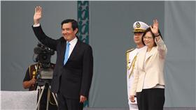 PD
馬英九蔡英文向民眾揮手致意
中華民國第14任總統副總統宣誓就職典禮在20日舉行，
卸任總統馬英九（前左）、總統蔡英文（前右）進場，
與民眾揮手致意。
中央社記者張皓安攝  105年5月20日