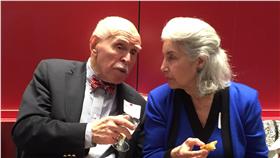 PF
孔傑榮關切蔡英文總統就職演說
紐約大學法學院教授孔傑榮（左）關心總統蔡英文的就
職演說，20日晚透過網路觀看典禮。他稱讚蔡總統的談
話是非常好、很正面的演講。
中央社記者黃兆平紐約攝  105年5月21日