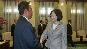 PD
總統接見帛琉總統（1）
總統蔡英文（前右）21日在總統府接見帛琉共和國總統
雷蒙傑索（Tommy E. Remengesau, Jr.）（前左），兩
人並握手致意。
中央社記者吳家昇攝 105年5月21日