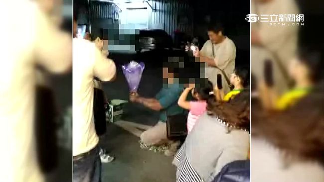 求婚天堂路痛啊！男跪酒瓶蓋贏芳心
